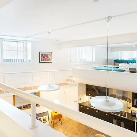 Stunning Modern In The Paintworks 度假居