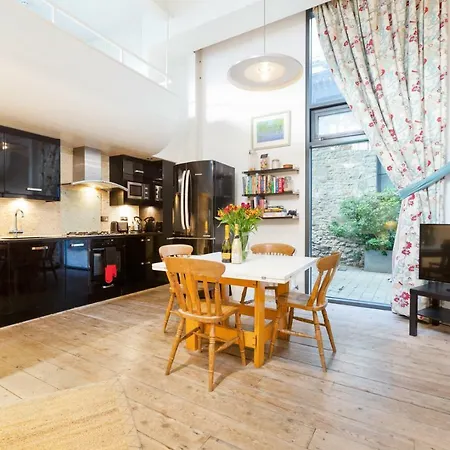 Stunning Modern In The Paintworks Holiday home