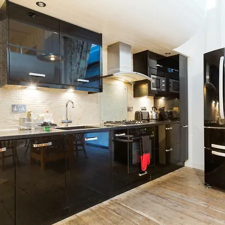 Stunning Modern In The Paintworks Holiday home *