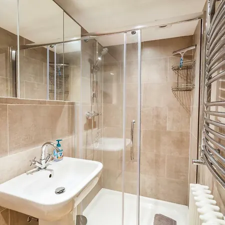 Holiday home Stunning Modern In The Paintworks *